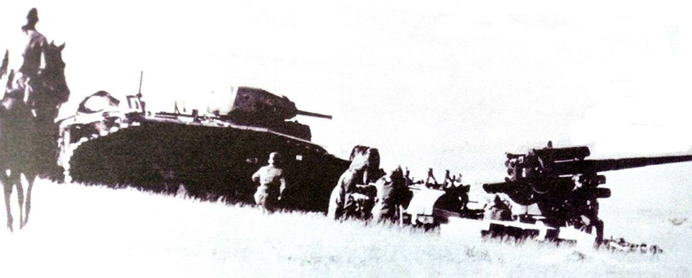 1940年6月,西线法国战场上的德军一门88毫米Flak18高射炮。该炮阵地就在一辆被击毁的法国Char B1 bis坦克旁边,一些炮手隐蔽在坦克后并作好战斗准备,图中骑马的应是传令兵。