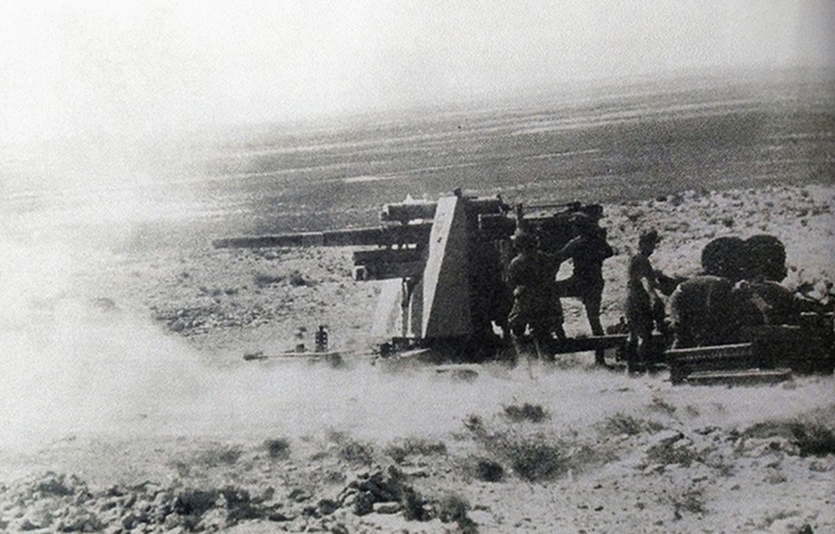 1940年6月,北非战场,隶属德军第33炮兵团第1营的一门88毫米Flak18高射炮正在哈尔法亚山口向英军坦克射击。