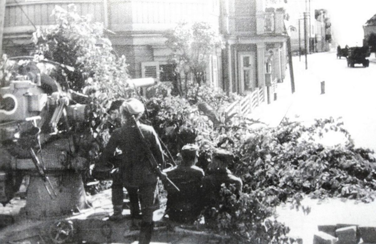 1941年8月,东线苏联战场,在拉脱维亚的米塔瓦城(Mitava)大街上的德军一门用树枝作伪装的88毫米Flak18高射炮。显然该炮是用来迎击苏军坦克的。
