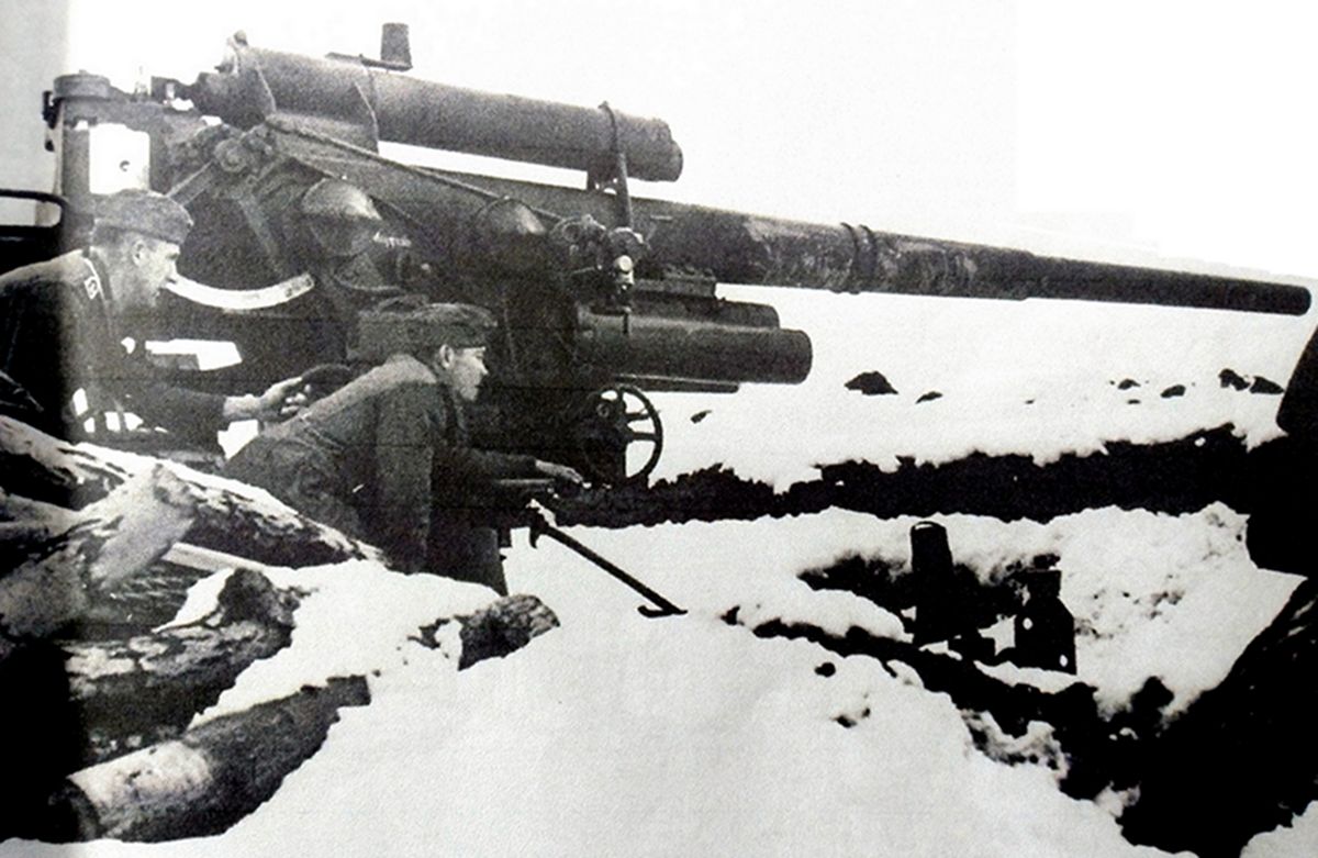 东线苏联战场,冬季雪地中,德军将88毫米Flak18高射炮架设在高处,这样使该炮有更大的视野与射击角度,指向斜下方的炮管在对坦克射击时能发挥更大威力。由于88毫米高炮尺寸太大,即使在炮坑中也使其难以隐藏和保护,所以在高处设立阵地是十分有优势的。图中的炮组人员正聚精会神地观察前方远处,似要透过薄雾确定逐渐逼近的苏军坦克。