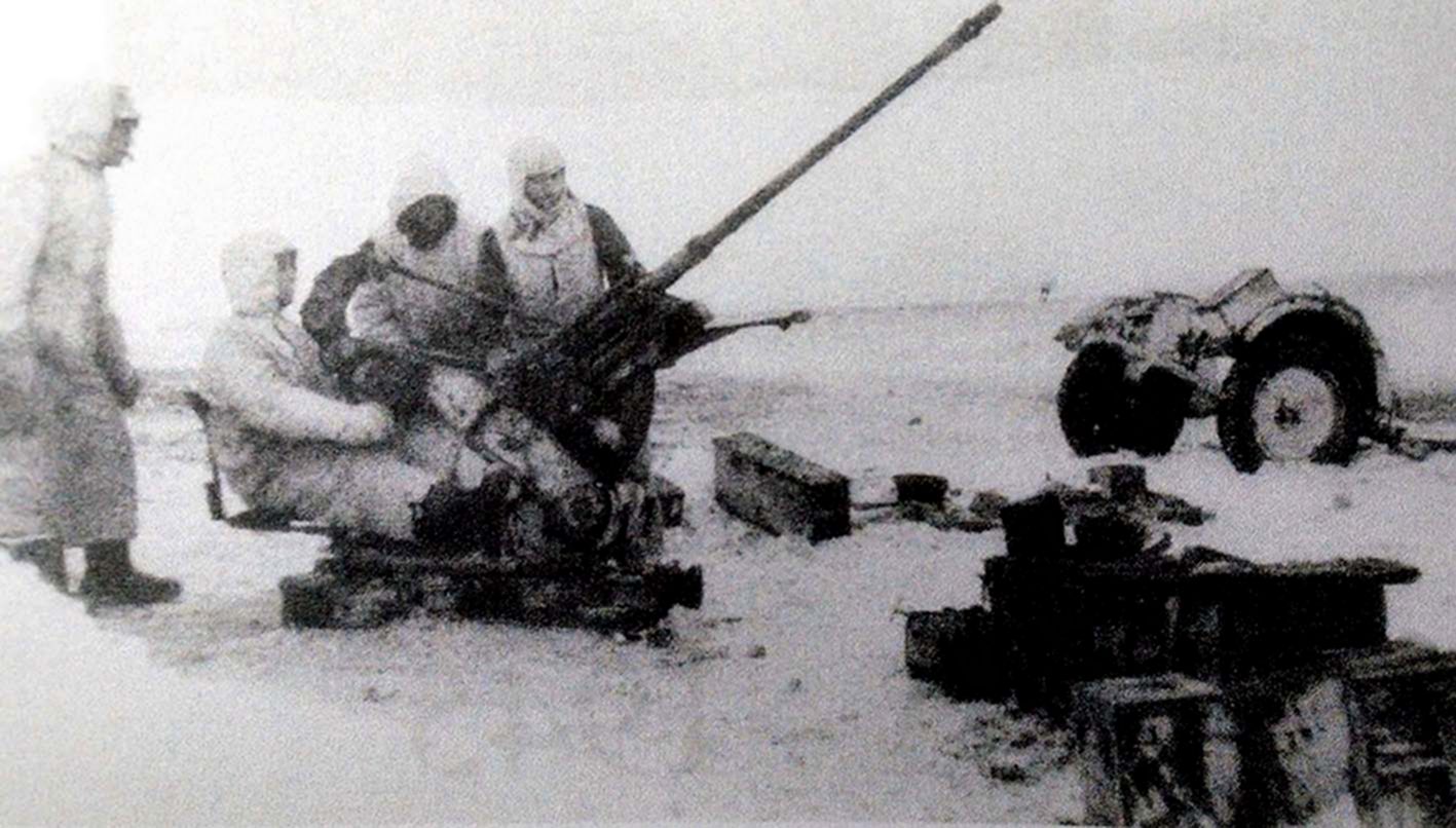1943年至1944年冬季,东线苏联战场,冒着风雪在俄罗斯大平原上作战的德军20毫米Flak30型高射炮及其炮班士兵。