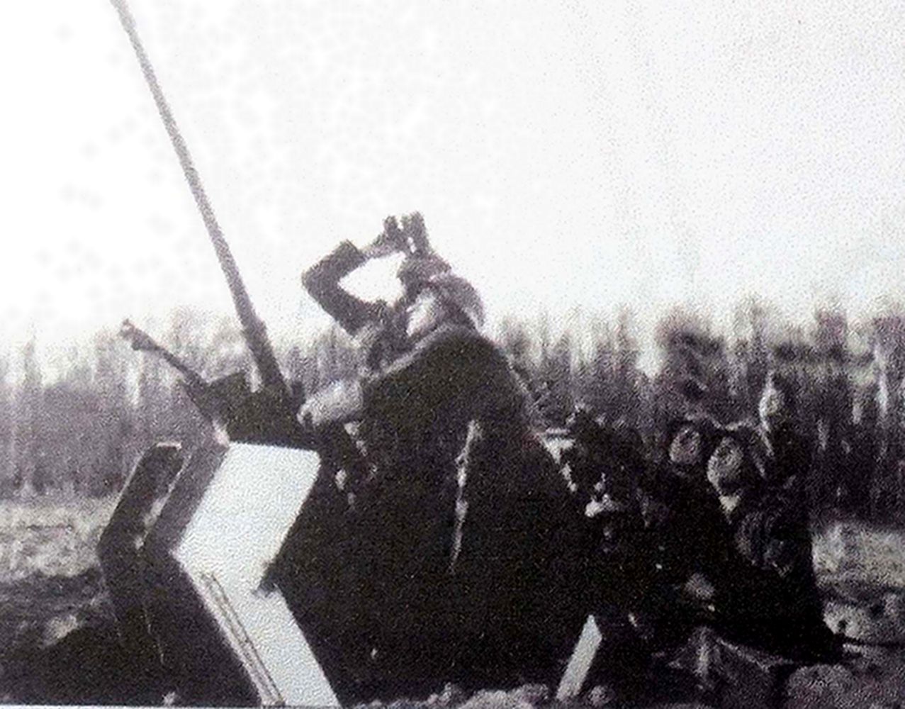 德军武装党卫军高炮部队士兵操纵着20毫米Flak30型高射炮,并紧张地观察天空,作好对空射击的准备。