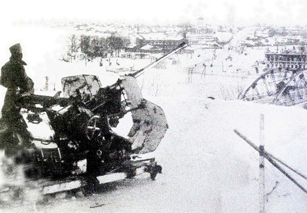 1942年,东线苏联战场,德军在伏尔加河大桥旁架设了一门20毫米Flak30型高射炮作为大桥的防空护卫。