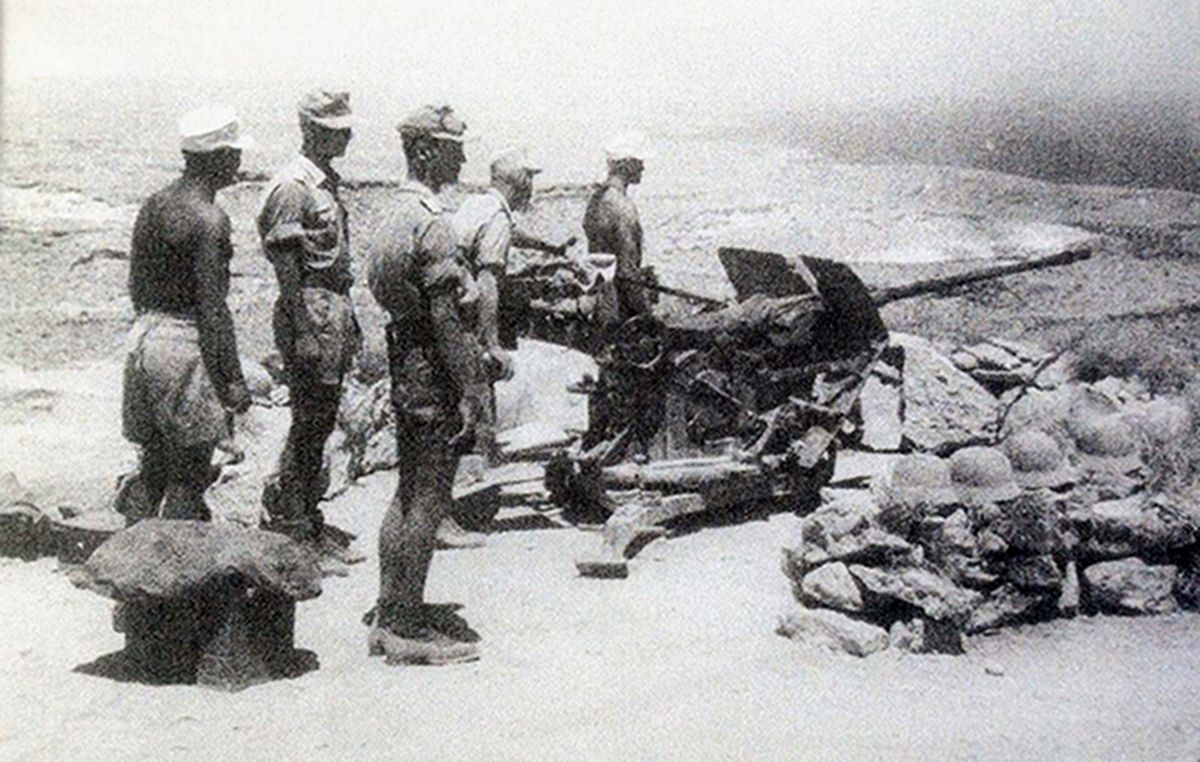 1942年夏天,非洲战场,一门德军20毫米Flak30型高射炮架设在北非海岸,以防盟军登陆。
