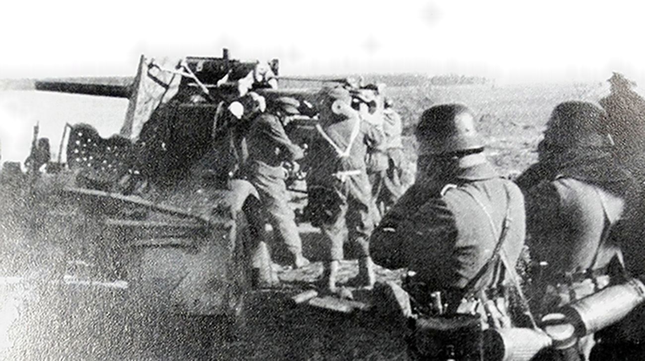1941年秋天,东线苏联战场乌克兰地区,正在与苏军作战的一门88毫米Flak36高射炮,由于射击时会有较大的震响,一些德军士兵用双手捂住耳朵以保护听力。