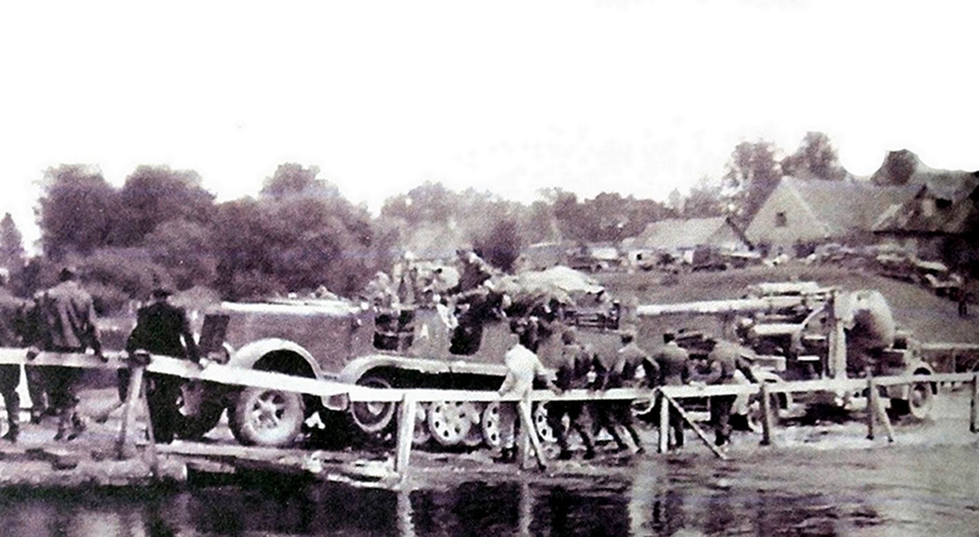 一门88毫米Flak36由一辆牵引力8吨的Sd.Kfz.7重型半履带装甲车牵引着小心地驶过一座小浮桥,该门炮安装在Flak36专用的Sd.Ah.202移动台架上。