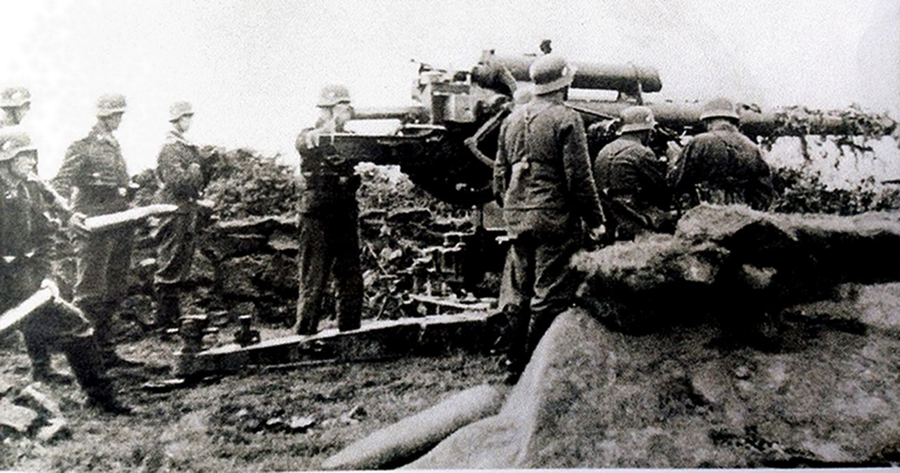 1940年6月10日,西线法国战场亚眠地区附近,德军一门正在向敌方地面目标射击的88毫米Flak36高射炮。