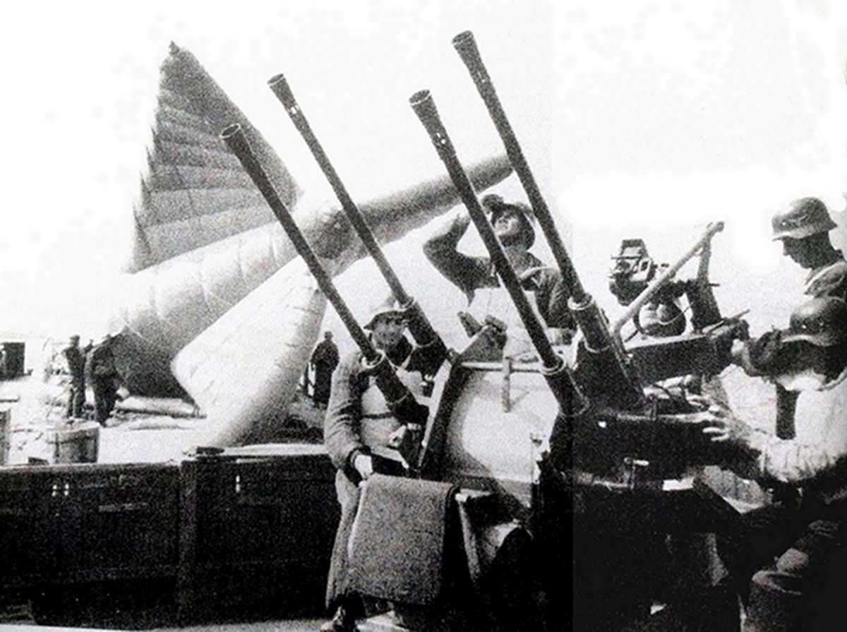 德军将20毫米Flak38型四联高射炮放置在渡轮上,以保卫防空气球部队。