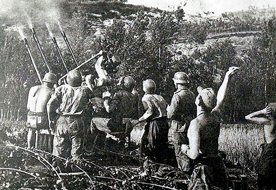1944年,西线战场意大利,德国空军高射炮部队的一门20毫米Flak38型高射炮正在向来袭的盟军飞机进行射击。
