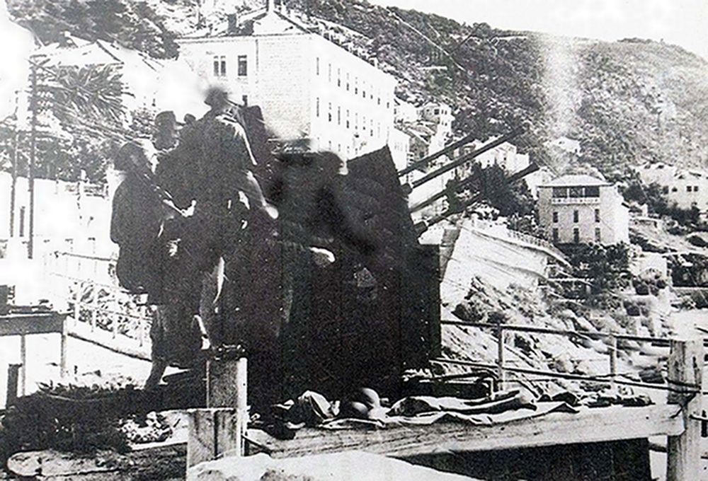 1943年,正在克罗地亚杜布罗夫尼克港(Dubrovnik)作防空戒备的德军高炮部队一门20毫米Flak38型四联高射炮。