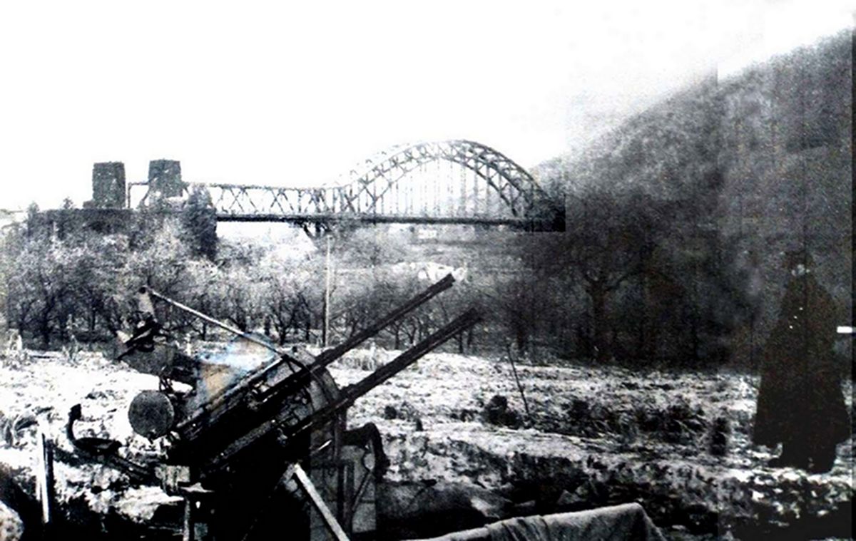 1945年1月15日,德国战场,守卫莱茵河畔雷马根(Remagen)吕登道夫大桥(Ludendorff Bridge)的德空军高射炮部队一门20毫米Flak38型高射炮。
