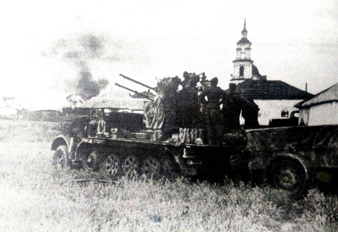 1943年8月,东线苏联战场,一辆Sd.Kfz.7/1半履带装甲车上的20毫米Flak38型四联高射炮正与苏联飞机交战。
