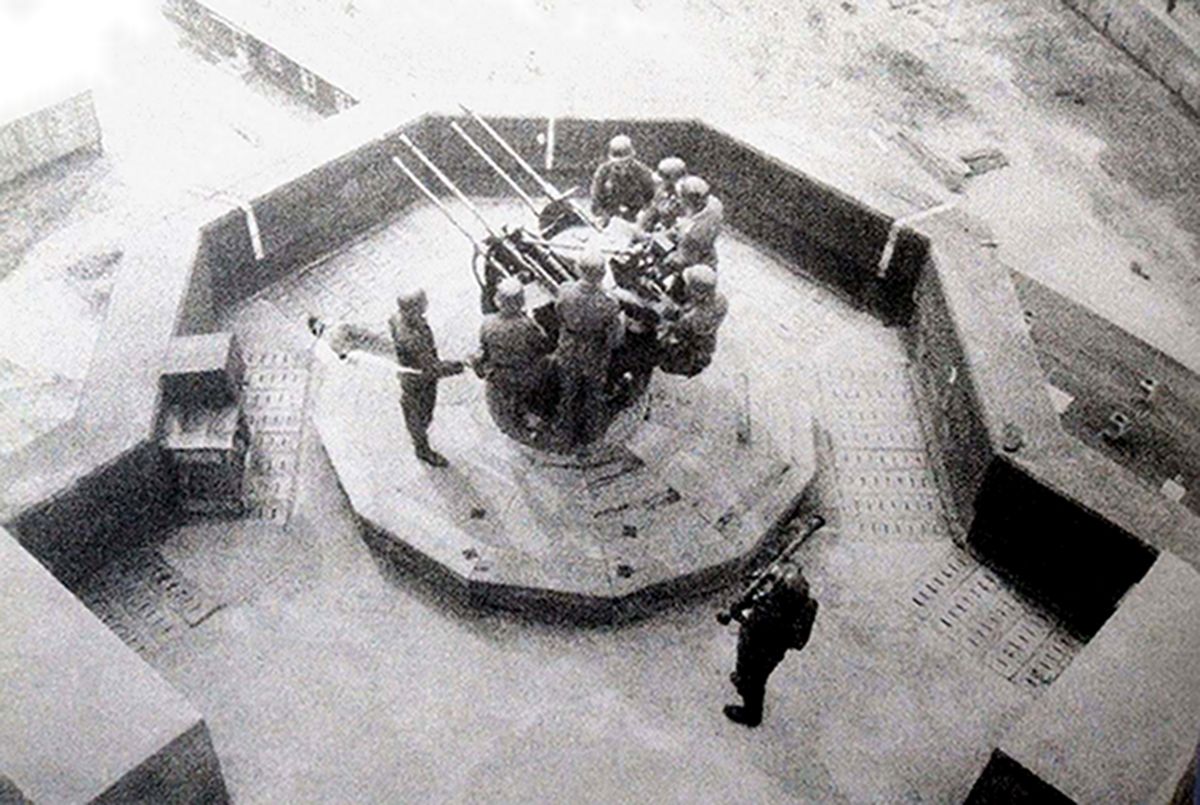 安装在德国本土防空炮台上的德国空军高射炮部队的一门20毫米Flak38型四联高射炮。