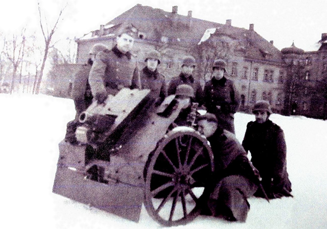 德军一门75毫米le.IG18步兵炮的炮班成员与安放在白雪皑皑地面上的步兵炮合影。这种炮一般用于装备步兵师的炮兵连,直接在战场前沿作步兵的火力支援。图中这门炮安装了木制辐条轮,是适于用马车或骡马牵引运输的一门炮。