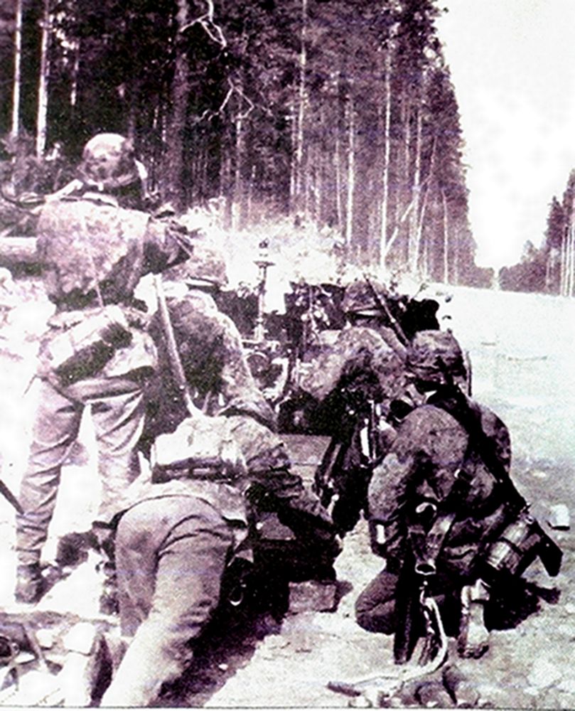 东线苏联战场,一门德国武装党卫军炮兵连的75毫米le.IG18步兵炮架设在树林边,炮组人员正瞄准前方目标准备开火,炮组指挥官用双筒望远镜注视着目标的踪迹。请注意,由于他们急着应战,没有时间构筑工事,为了稳定炮身,一名士兵直接用身体压住了炮架尾锄。
