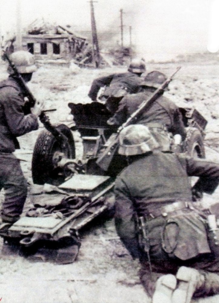 东线苏联战场,一门德军75毫米le.IG18步兵炮的炮组人员正在迅速转移阵地,该炮指挥官已冲向前面,其余炮组人员则紧追不舍;对该炮的炮组人员来说,在激烈战斗中随时都要根据战况进行转移,为了保住性命,每分每秒都是不能拖延的。