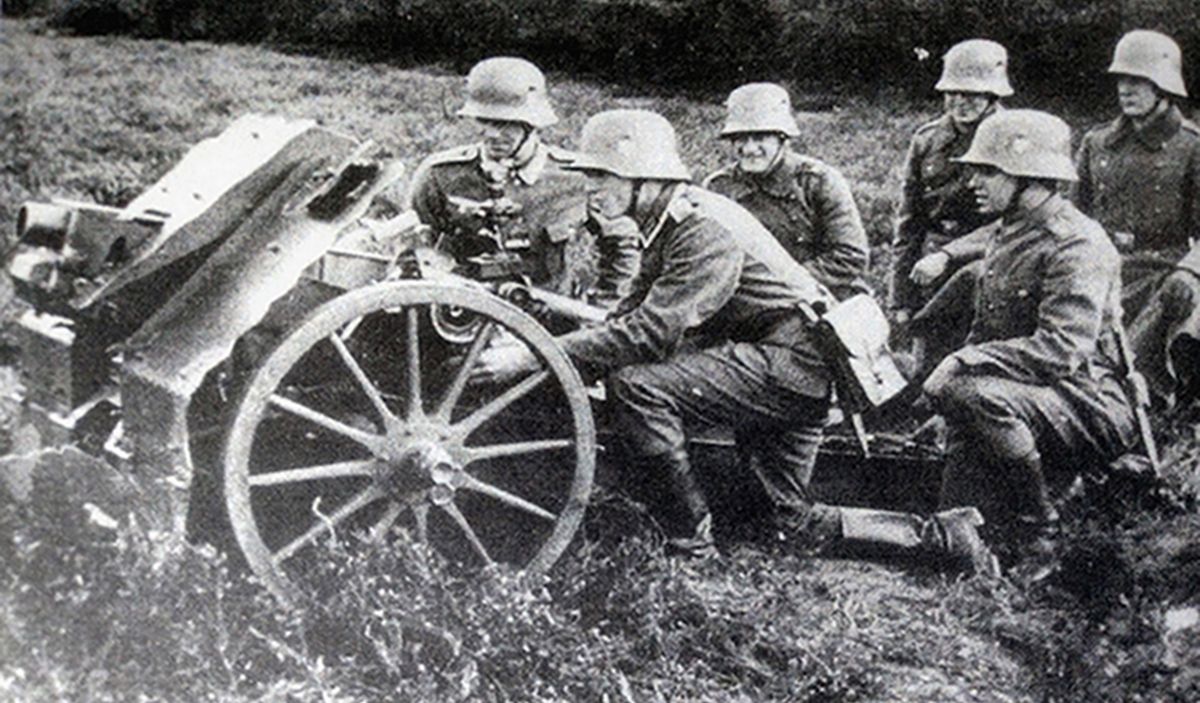 1939年,二战爆发前夕,正在进行射击瞄准训练的德军一门75毫米le.IG18步兵炮。对于操纵该炮的士兵来说,如何做到快速有效的射击是在战场上生存的关键。