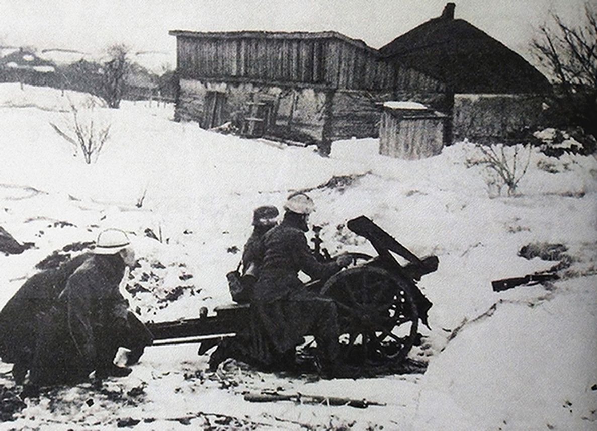 1942年冬季,东线苏联战场,一门75毫米le.IG18步兵炮的炮组人员正为该炮转移阵地,由于无牵引车辆和马车,士兵正准备将该炮拆卸为6份,由人来搬运。注:该车带有木辐轮,适用于马车或骡马牵引运输。