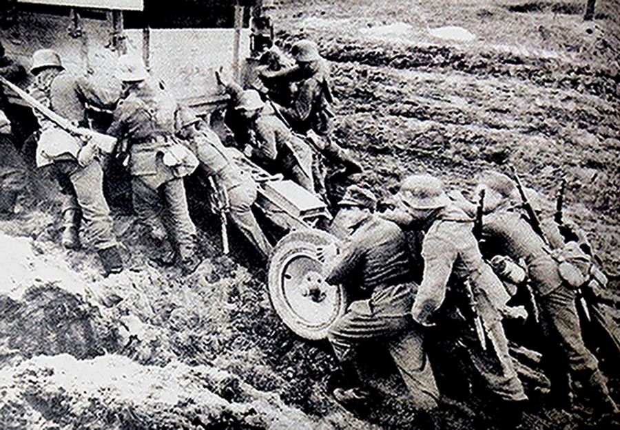 1944年初春,一群党卫军士兵正努力地协助牵引车将一门德军75毫米le.IG18步兵炮拉过泥泞路。在二战后期,德国党卫军部队仍在使用这种轻步兵炮,在步兵防御和进攻时作近距离火力支援用。