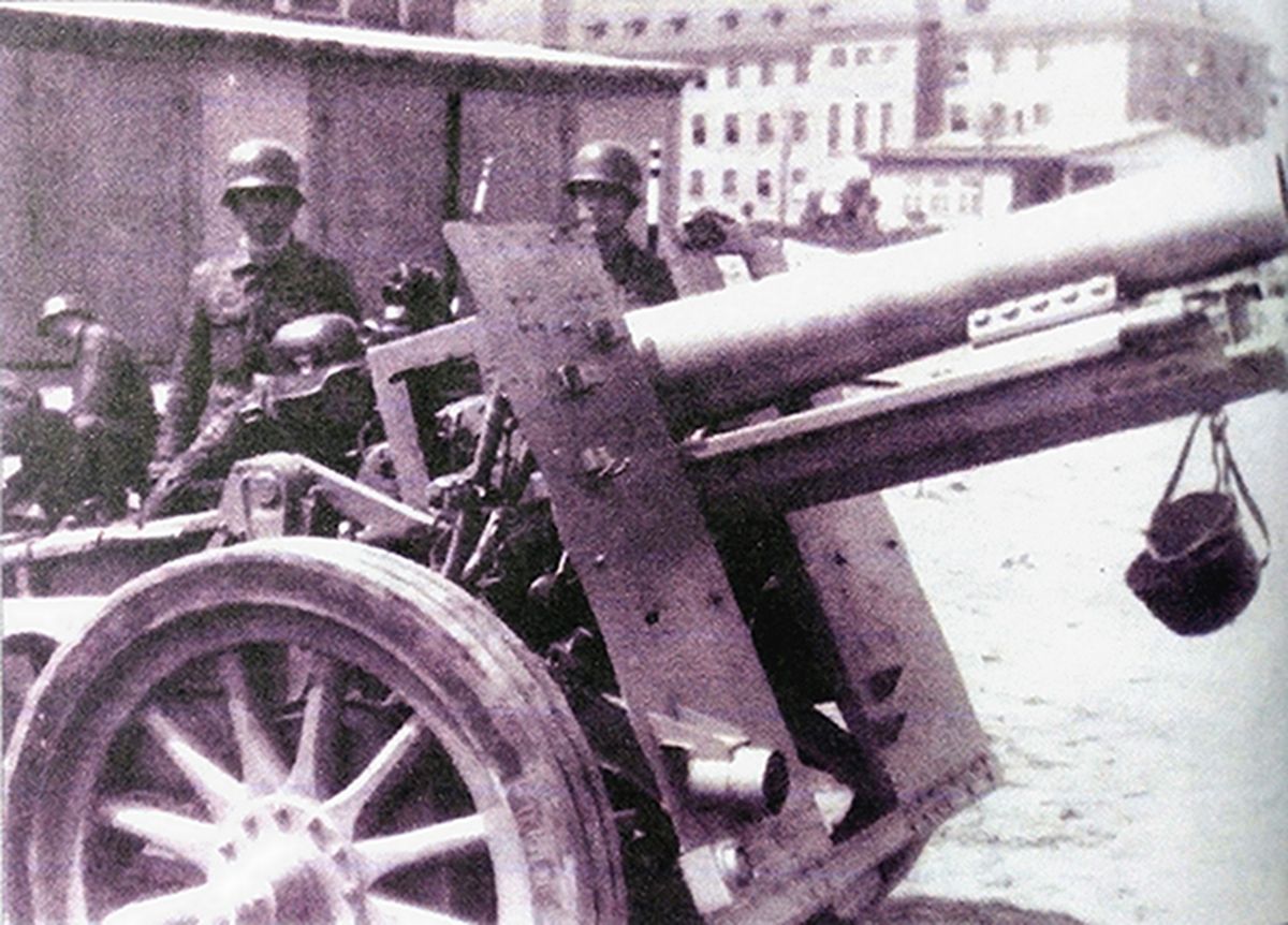 1943年2月,东线苏联战场,武装党卫军炮连使用的一门150毫米s.IG33重型步兵炮,炮组成员正在进行训练。注意:该炮的炮管口下方皮带上悬挂的是炮口盖,该炮配置了带辐条的橡胶边车轮和固定在防盾下方的电子制动灯,显然是适应机动运输的需求。