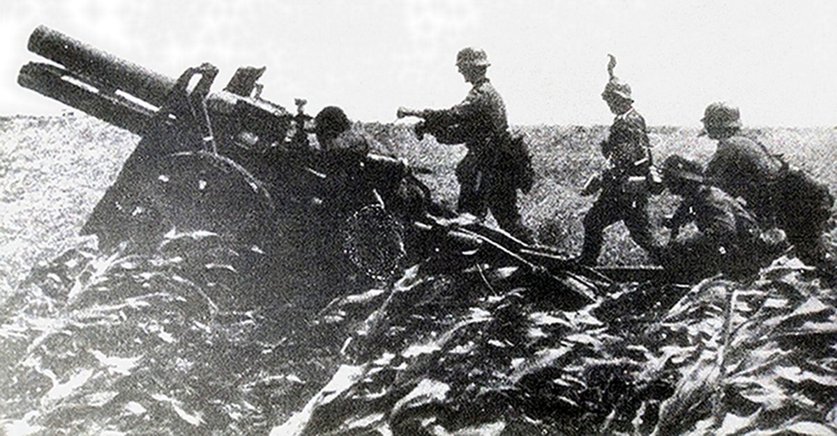1942年1月,东线苏联战场,德国南方集团军某炮兵营下属炮连的一门150毫米s.IG33重步兵炮,这门架设在玉米地上的步兵炮正在进行射击,炮兵们都很紧张,显见战斗的激烈。