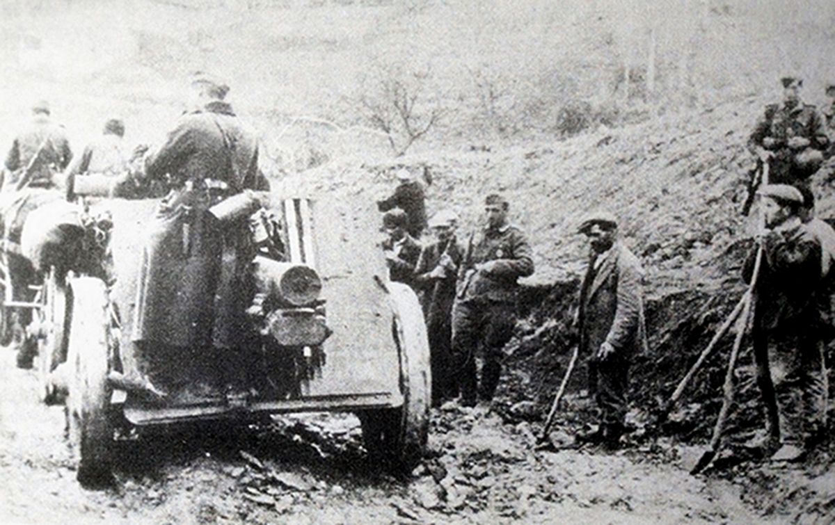 1941年10月,东线苏联战场,在俄罗斯泥泞公路上行进中的德军一门150毫米s.IG33重步兵炮;由于路况很差,德军虏来不少苏联村民实施修路,该重炮也只能用马来牵引慢慢行进。