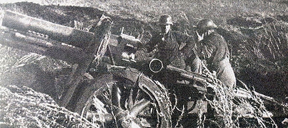 东线苏联战场,在火炮阵地中的德军一门150毫米s.IG33重步兵炮;该炮安置在土坑中,周边有植物遮掩,因此能使火炮与士兵得到很好的掩护。