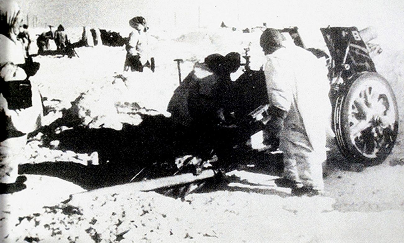 1942年春季,东线苏联战场,正在作战的德军第14装甲师炮兵连一门150毫米s.IG33重步兵炮,为了在雪地中更好地掩护自己,炮兵们都穿上了白色伪装衣。