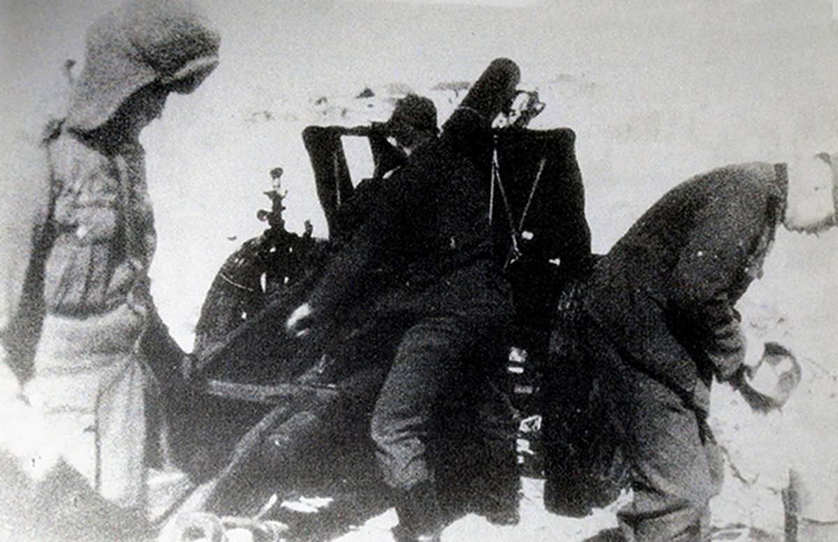 东线苏联战场,雪地中一门正在作战的德军150毫米s.IG33重步兵炮。150毫米重型步兵炮可以在战场上对付坚固工事,炮弹使用延迟保险丝可以穿透两米厚的地表,当38公斤重的炮弹外壳爆炸时,会产生约1000个碎片,杀伤力十分大。