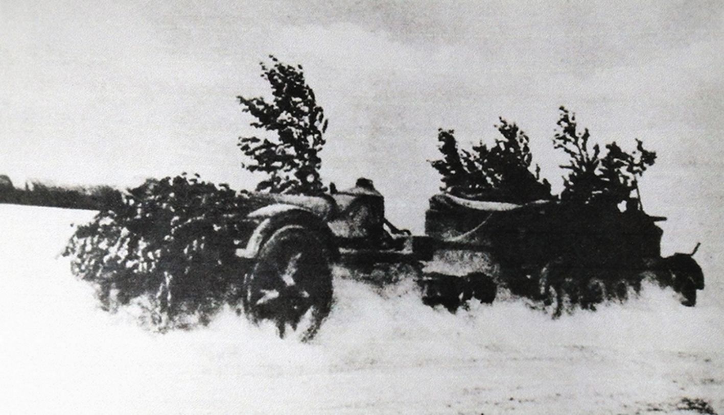 一辆Sd.Kfz.7重型装甲车（牵引力8吨）拖着一门210毫米Mörser18型重型臼炮的炮管在雪地中奔驰，尽管牵引力不足，但行驶速度也不低；但如若是运输炮架，就非得用牵引力为12吨的Sd.Kfz.8重型装甲车了。