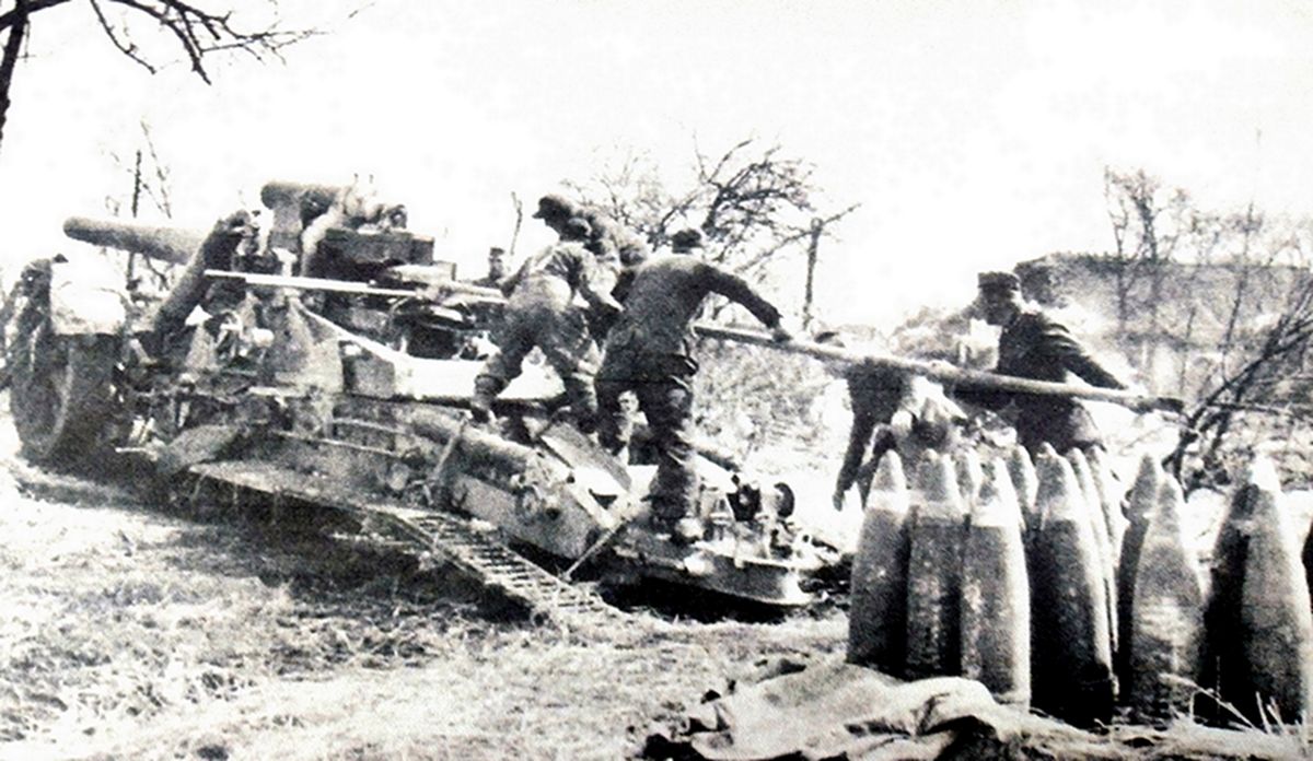 1944年初，东线苏联战场，德国武装党卫军的一门210毫米Mörser18型重型臼炮在战斗中。请注意，每次装填炮弹时都要将炮管放低，而要将100多公斤的炮弹推入炮膛所需的夯锤相当长。发射出的炮弹射程可达20公里，会给敌方工事造成毁灭性打击。