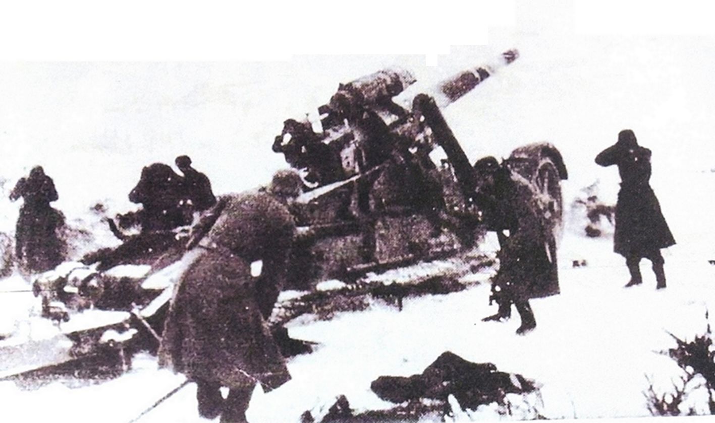 二战东线苏联战场，雪地中德军一门210毫米Mörser18型重型臼炮的炮兵在大雪纷飞中坚持射击。尽管在「巴巴罗萨」战役初期苏军损失很大，但1941-42年冬季，在莫斯科战线上的德军面对着苏军的猛烈反击。