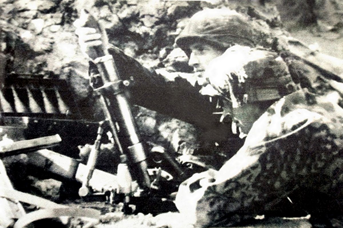 二战东线苏联战场,两名德国武装党卫军士兵正在使用50毫米GrW36迫击炮进行战斗。德军的50毫米GrW36迫击炮一般会配备两名炮手。