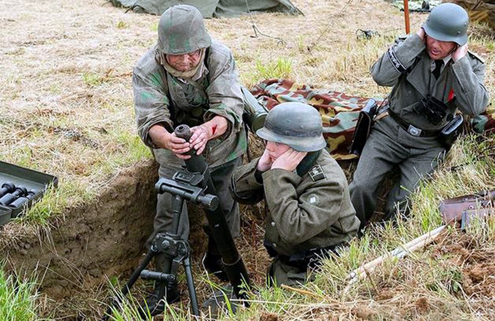 德军80毫米GrW34迫击炮班士兵正在进行装弹发射。二战期间,80毫米GrW34是德军步兵使用的主流迫击炮。GrW34迫击炮的炮组一般为四人,由于火炮性能较好,加上德军炮兵训练有素,实战中威力不错,只是因为德军炮兵部队过于强势,迫击炮的作用显得不够突出,所以对于迫击炮的重视程度,德军明显不如苏军。