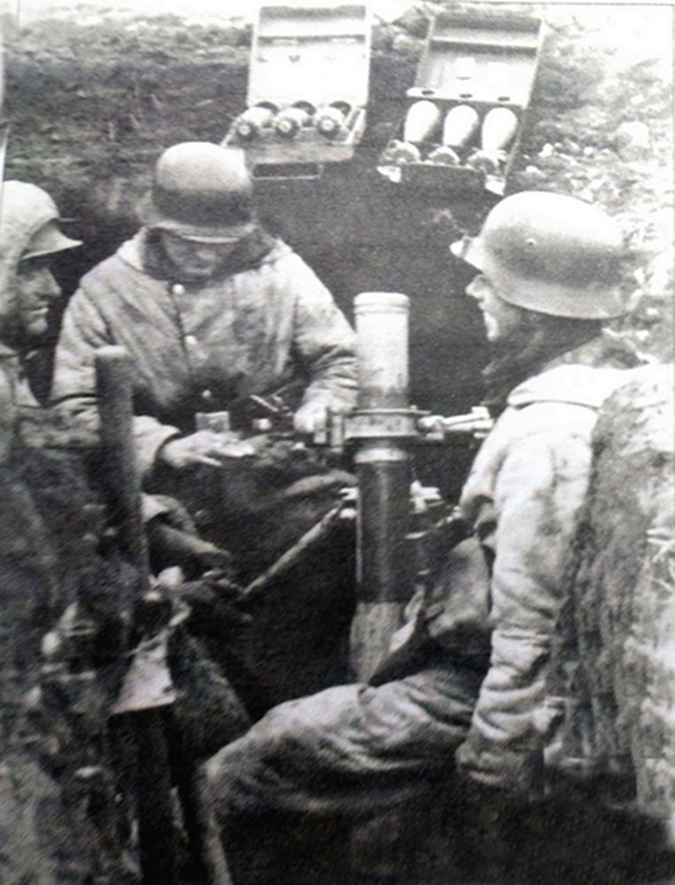 二战东线苏联战场,在战斗空隙,德军一个80毫米GrW34迫击炮班士兵正在战壕中休息。这处炮位中有两个装有不同类型炮弹的铁制弹药箱,80毫米GrW34迫击炮所配备的炮弹除了34型高爆杀伤弹外,还有烟雾弹等,此外还有一种装有长杆引信的38和39型空爆弹,这种装有长杆引信的炮弹能在距离地面一定高度的空中爆炸,具有更大的杀伤力。
