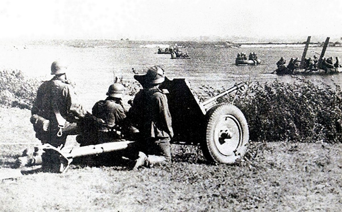 1939年9月,德军闪击波兰,德军反坦克连正用37毫米Pak35/36型反坦克炮保护德国军队渡过瓦尔塔河。