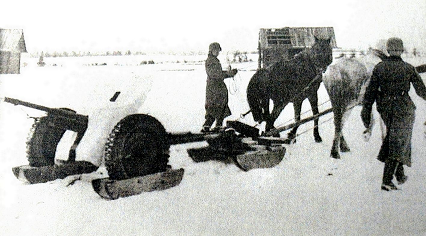 1941年冬天,东线苏联战场,马拉着一门37毫米Pak35/36型反坦克炮在雪地上行进,37毫米火炮的轮子与支架下都垫上了木靴,防止火炮陷入雪中。