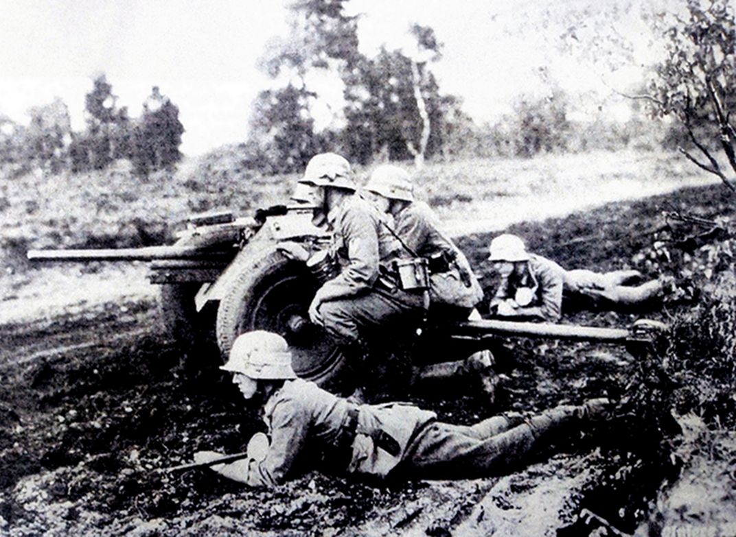 1940年,西线法国战场,德军一门37毫米Pak35/36型反坦克炮的炮班士兵正紧张地注视在前方,作好射击准备。由于坦克和反坦克炮之间的战斗非常迅速,因此,炮班士兵之间的完美合作和具备高水平的射击技巧是至关重要的。在反坦克作战中,迅速开火是最重要的。