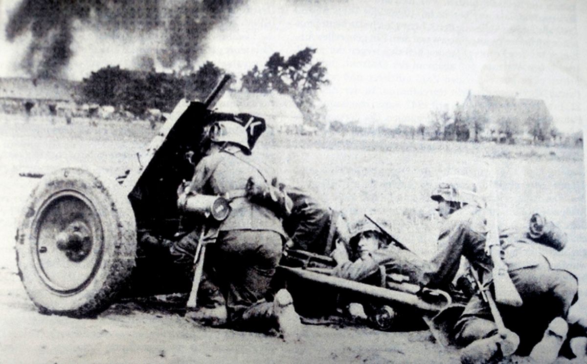 1940年西线法国战场,德军一反坦克连正用37毫米Pak35/36型反坦克炮对敌方坦克进行攻击,以掩护步兵进攻。