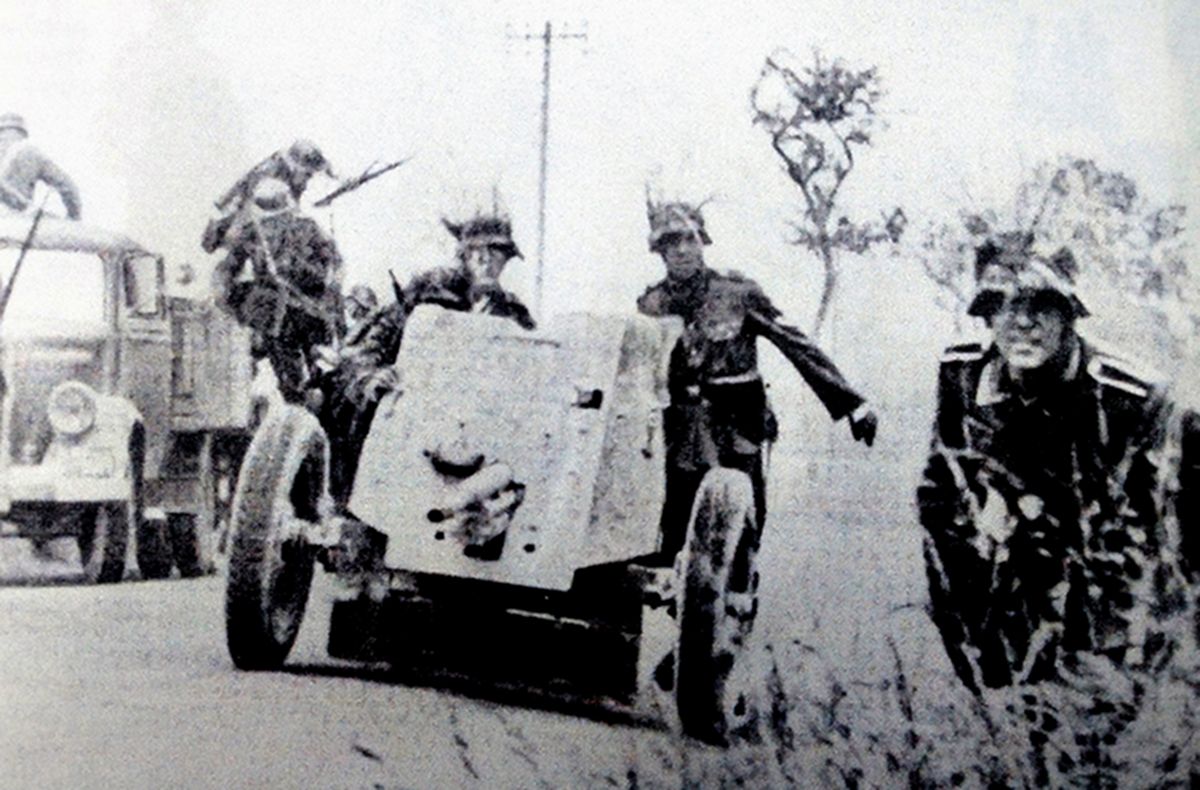 1940年西线法国战场,行进中的德军遭遇法军坦克,汽车上的德军急忙下车,同时马上调上37毫米Pak35/36型反坦克炮准备迎击。面对法国的中型坦克,37毫米炮弹根本无法击穿其装甲,暴露了37毫米Pak35/36型反坦克炮的性能不足。