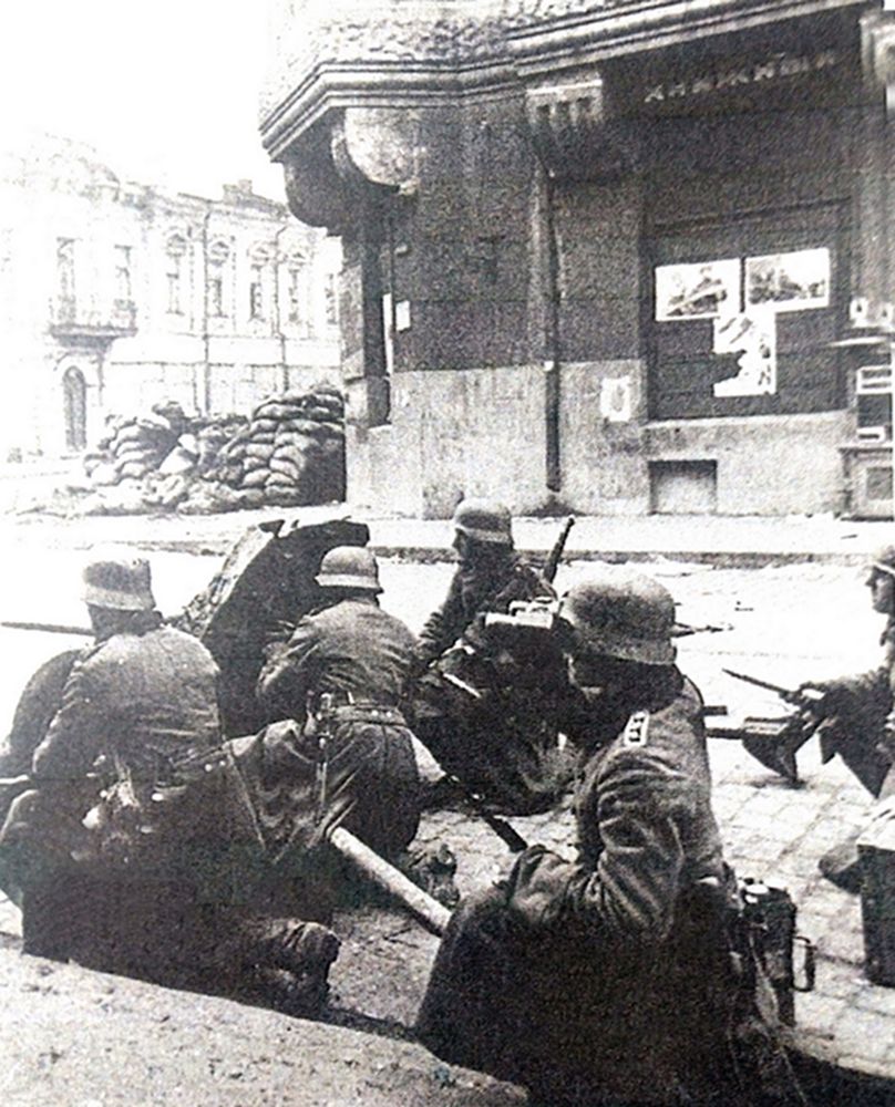 1941年,东线苏联战场,德军第35步兵师的一门37毫米Pak35/36型反坦克炮正在某城市街道上作战。