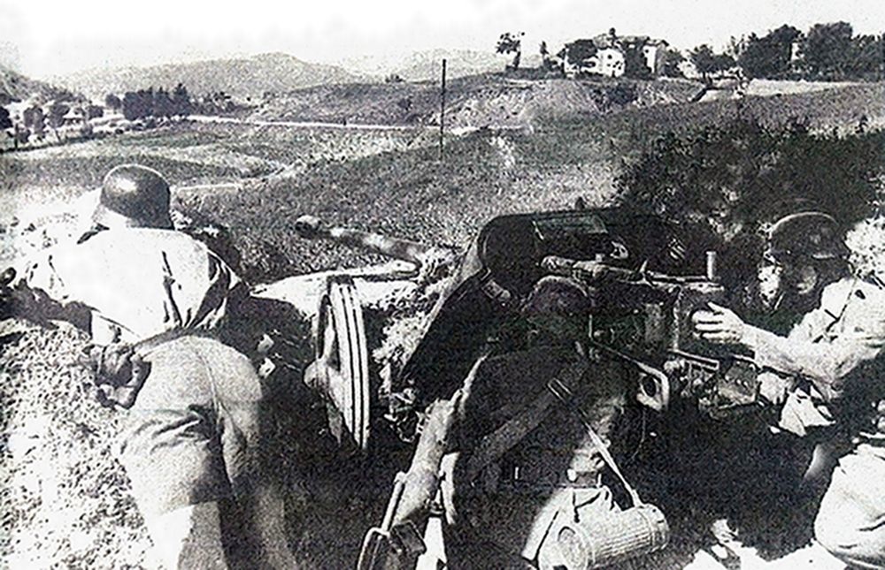 1944年,西线战场,意大利某加油站旁德军一门作好战斗准备的50毫米Pak38型反坦克炮。Pak38型反坦克炮是德军二战初期反坦克部队的基本装备,在「巴巴罗萨」行动前,每个德军装甲营都已有装备,跟着又为每个德军步兵团配属了一个装备50毫米Pak38型反坦克炮的反坦克连,到了战争后期,虽然该炮对抗装甲精良的苏联战车已显得力不从心,但在未更换更大口径的反坦克炮前,不少德军反坦克部队仍在使用该炮作战。