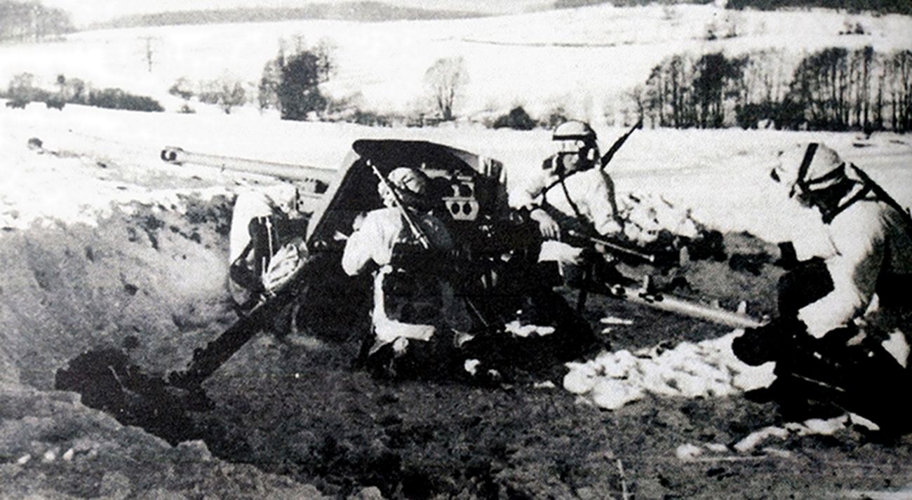 1944年冬季,东线战场,德军武装党卫军在冰雪地上构筑的50毫米Pak38型反坦克炮阵地。地上挖的炮坑能使低矮的50毫米Pak38型反坦克炮隐蔽得更好。