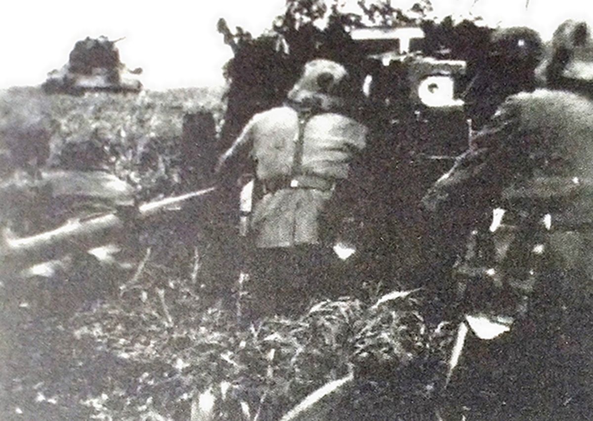 1942年,东线苏联战场,德军一门50毫米Pak38型反坦克炮正在瞄准前方的一辆苏军T-34坦克开炮。