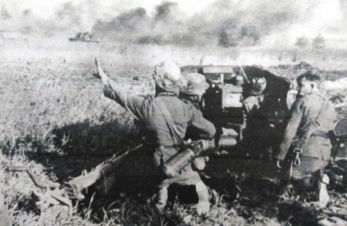 1941年,东线苏联战场,德军一门50毫米Pak38型反坦克炮将远处一辆苏军T-34坦克击毁。