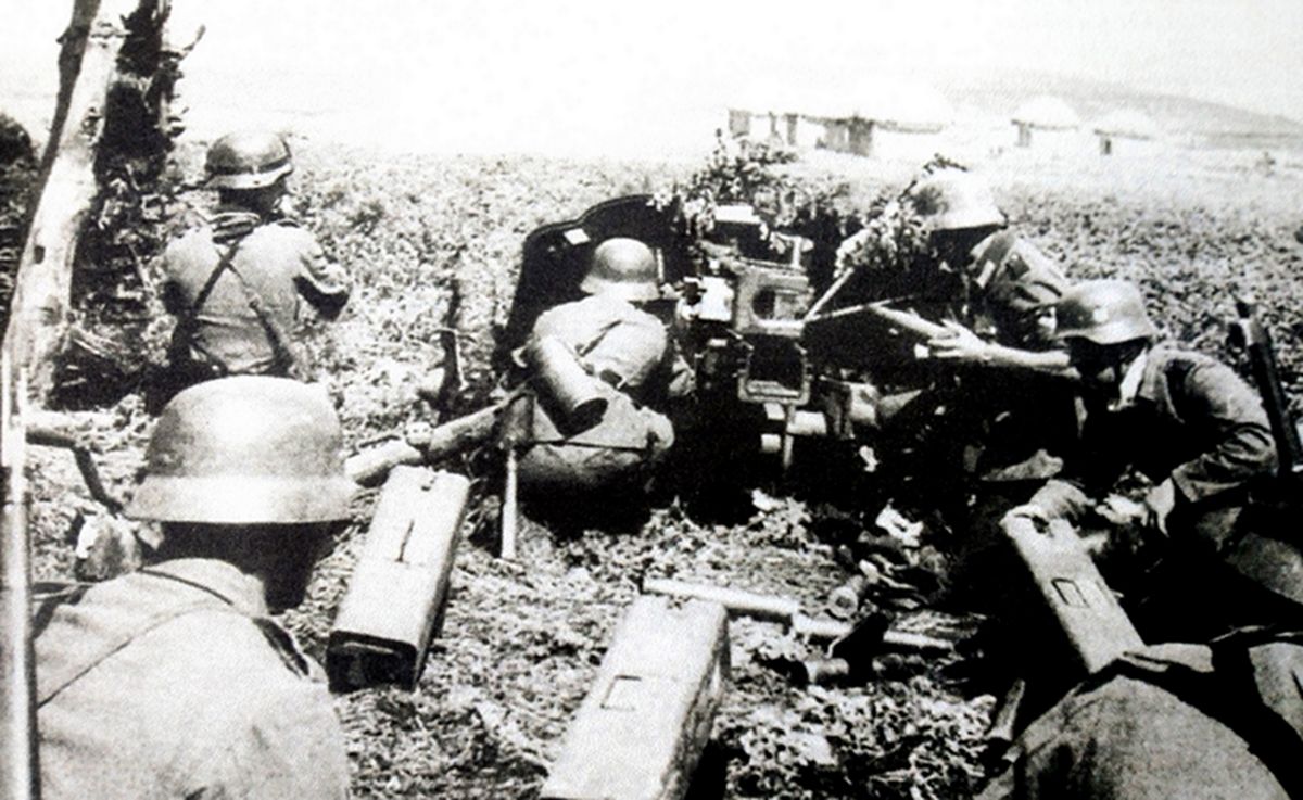1942年夏天,东线苏联战场,德军一门正在作战的50毫米Pak38型反坦克炮,图中共5名炮班成员,观察指挥、瞄准击发、炮弹装填、弹药输送等各司其责,地上的长形筒状物为炮弹箱,每箱可放4发炮弹。