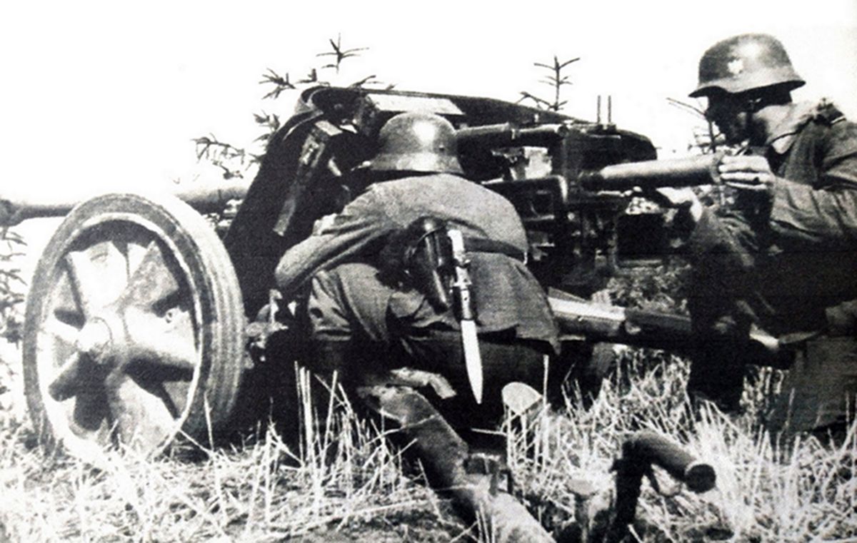 1942年夏天,东线苏联战场沃罗梅什地区,德军一门50毫米Pak38型反坦克炮正在装弹发射,操炮只有两人,可见当时战场上德军的作战人员严重不足。