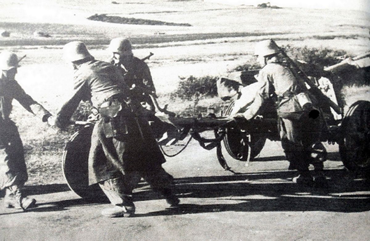 1942年12月,非洲战场突尼斯地区,德军正在转移一门50毫米Pak38型反坦克炮,由于该炮重量近1吨,因此需要多人合作拖运。