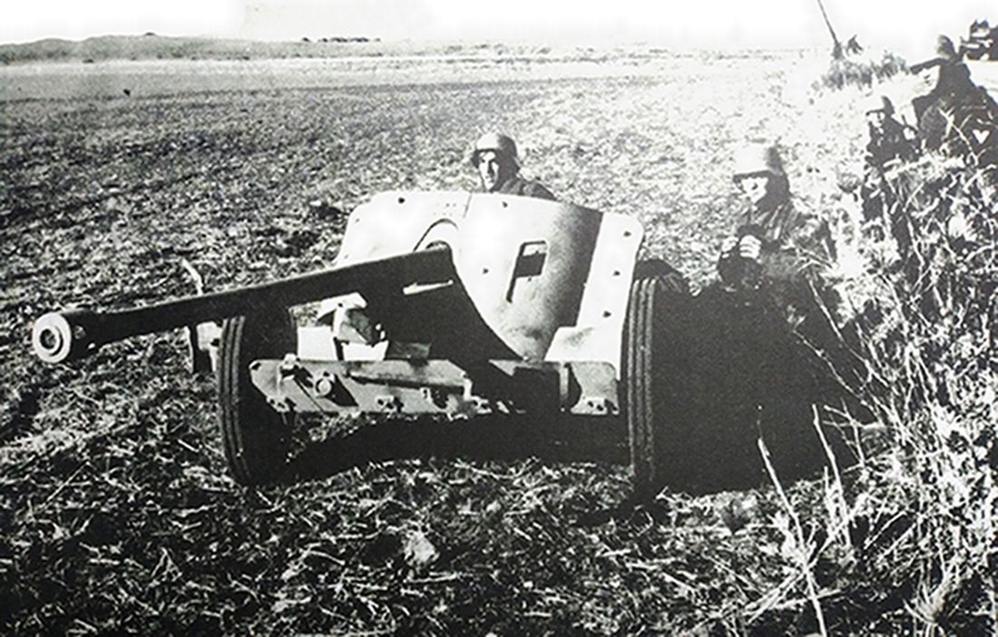 1943年,非洲战场突尼斯,德军炮兵阵地中的一门50毫米Pak38型反坦克炮正在作战斗准备。