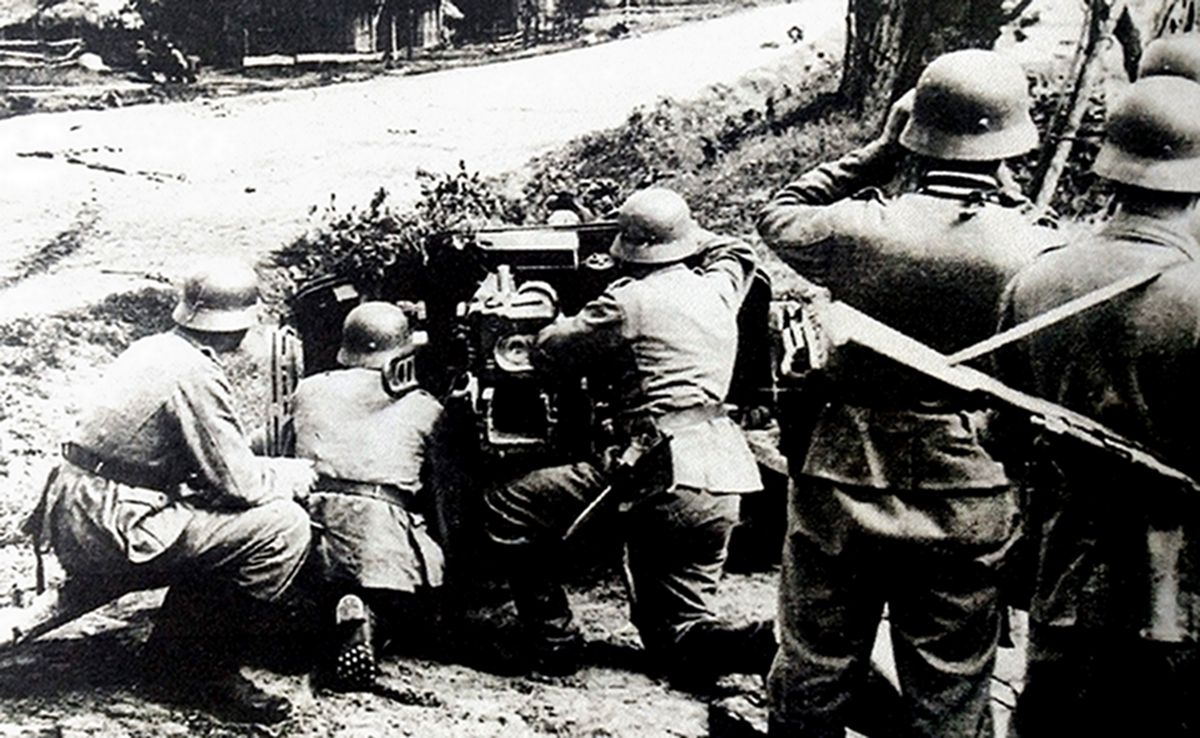 1943年7月,东线苏联战场,已进入射击位置的德军一门50毫米Pak38型反坦克炮正在准备发射。